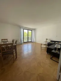 Appartement de 93 m² avec 2 Balcons, Vue Dégagée — Puteaux