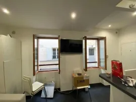 Studio refait à neuf, lumineux, belle cour Paris 15e