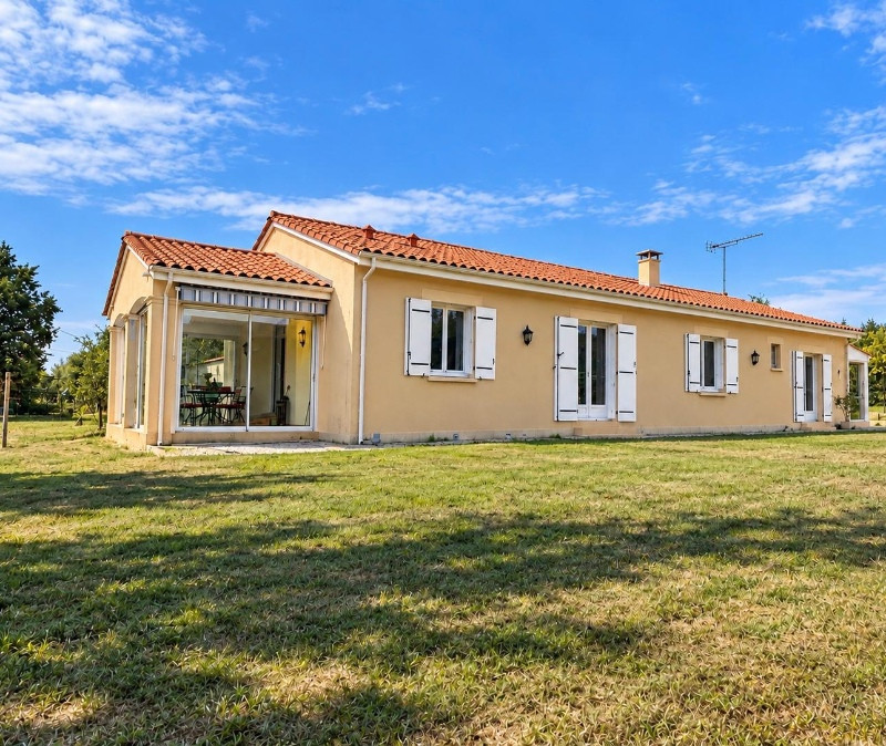 Maison de 147m2 de plain-pied, 3chambres,garage et terrain de 1607m2 Creysse
