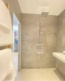 Location A Charming Renovated Pied-à-Terre at the Heart of the Abbesses, Montmartre
