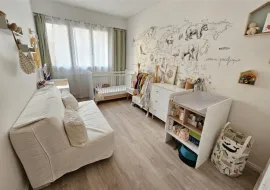 Location A Bright Dual-Aspect Residence with Furnished Balcony, near Batignolles