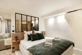 Location A Renovated Furnished Apartment on Rue Saint André des Arts