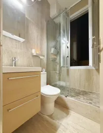 Location A Newly Renovated Studio Near the Arc de Triomphe