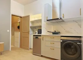 Location A Newly Renovated Studio Near the Arc de Triomphe