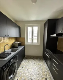 Location Beautifully Renovated Dual-Aspect Residence on Cours de Vincennes
