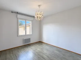 Vente Maison de plain-pied 4 chambres avec piscine sur 1 000 m²