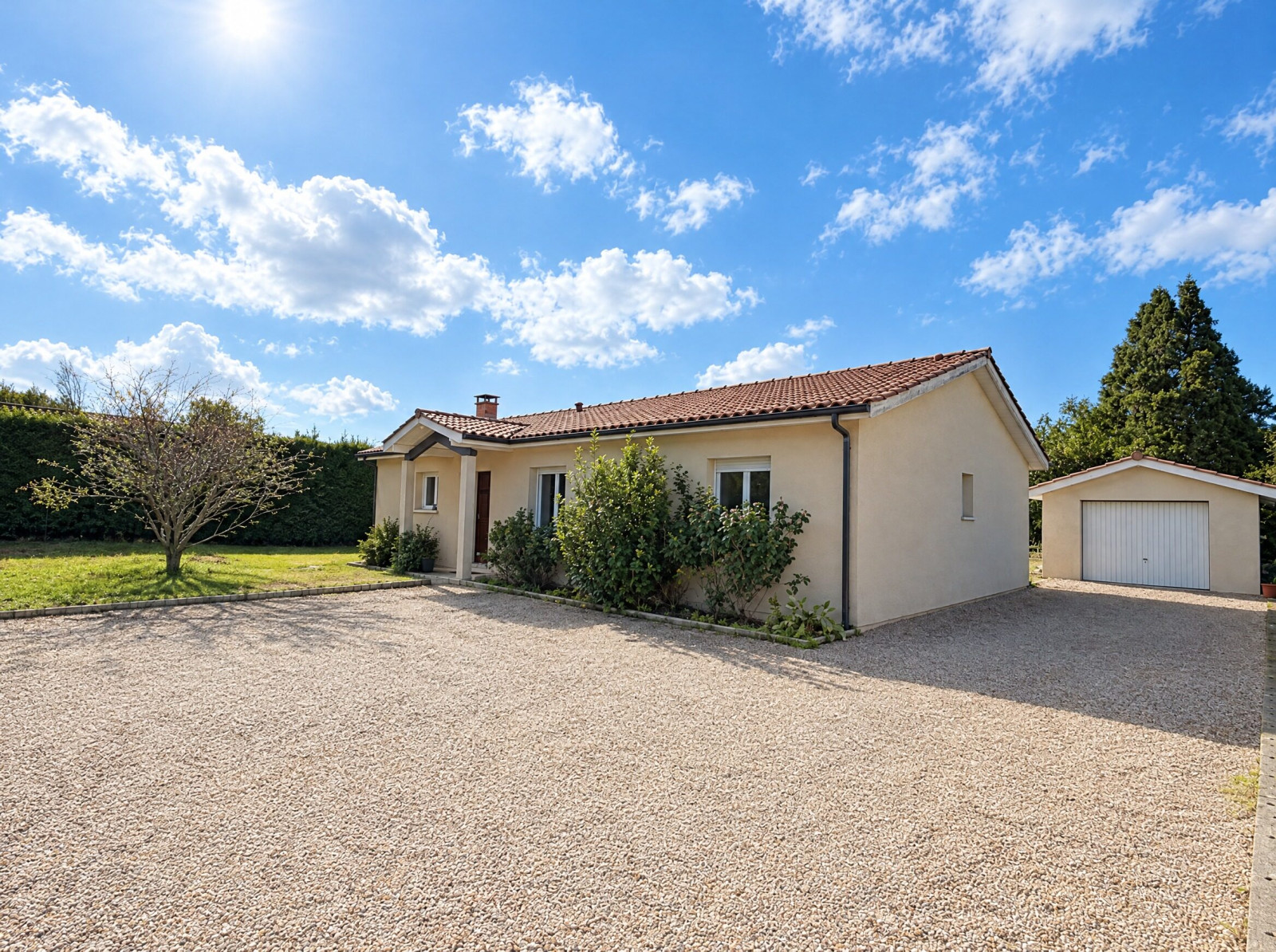 Maison de plain-pied 4 chambres avec piscine sur 1 000 m² Auros
