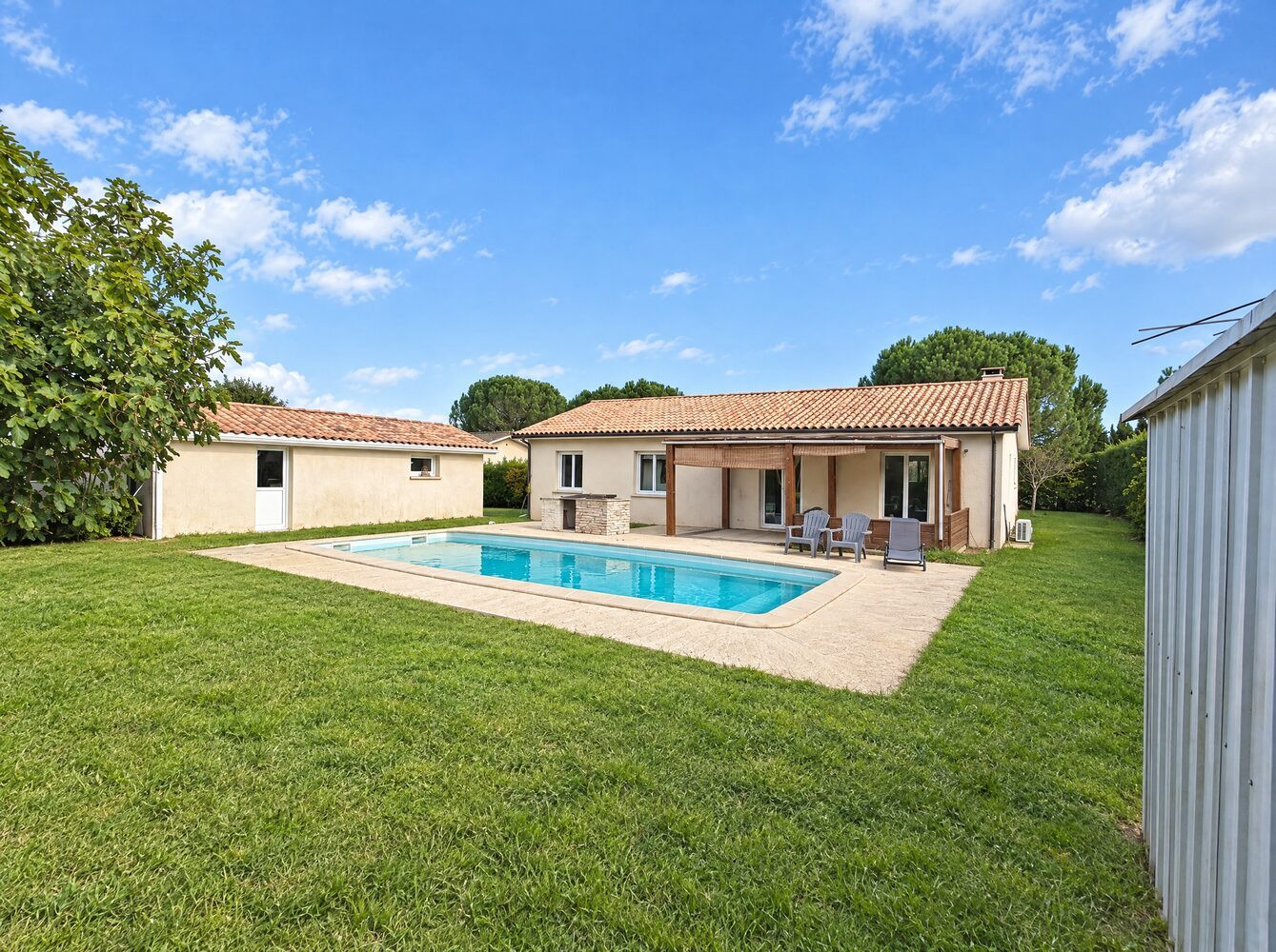 Vente Maison de plain-pied 4 chambres avec piscine sur 1 000 m²