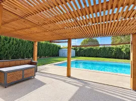 Vente Maison de plain-pied 4 chambres avec piscine sur 1 000 m²