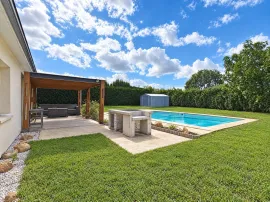 Vente Maison de plain-pied 4 chambres avec piscine sur 1 000 m²
