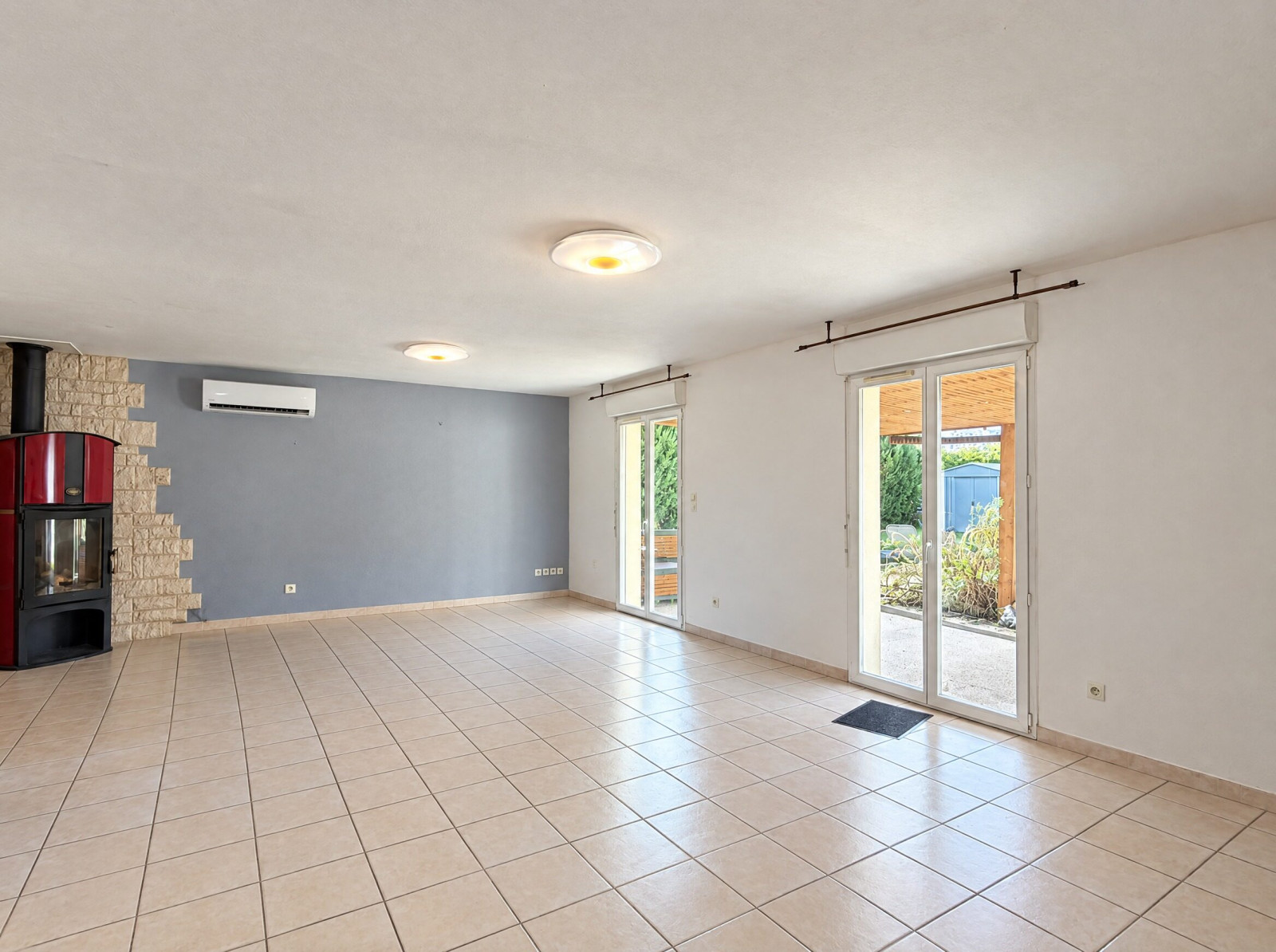 Vente Maison de plain-pied 4 chambres avec piscine sur 1 000 m²