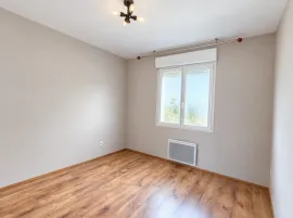 Vente Maison de plain-pied 4 chambres avec piscine sur 1 000 m²