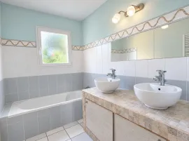 Vente Maison de plain-pied 4 chambres avec piscine sur 1 000 m²