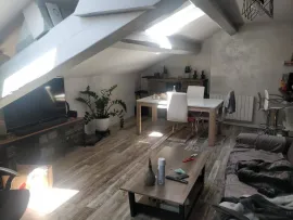 Location T3 atypique sous les toits avec du caractère