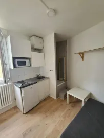 Location Loue chambre de bonne meublée (9m², Paris)