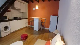 Location 2 pièces meublé et climatisé avec terrasse privée.