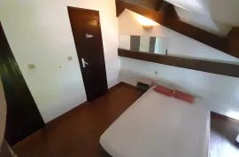Location 2 pièces meublé et climatisé avec terrasse privée.