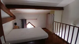Location 2 pièces meublé et climatisé avec terrasse privée.