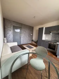 Studio avec petite chambre séparée. Clichy