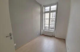 Location TOURNY : Balcon et 2 places de Parking